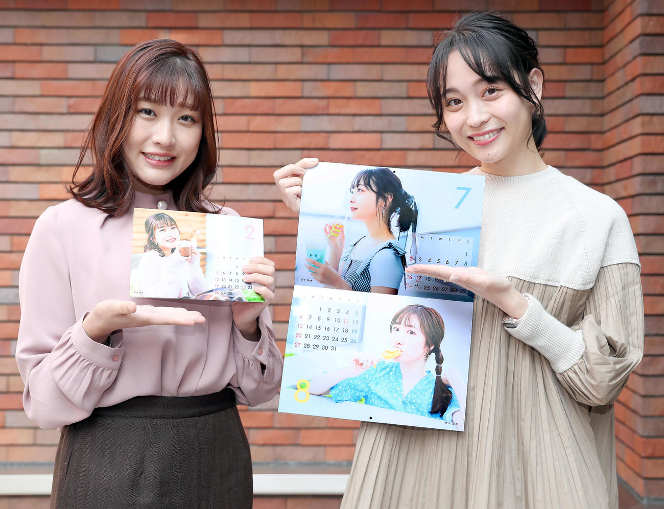 カレンダーをPRする堀内美里アナ（左）と日下怜奈アナ（撮影・佐藤翔太）