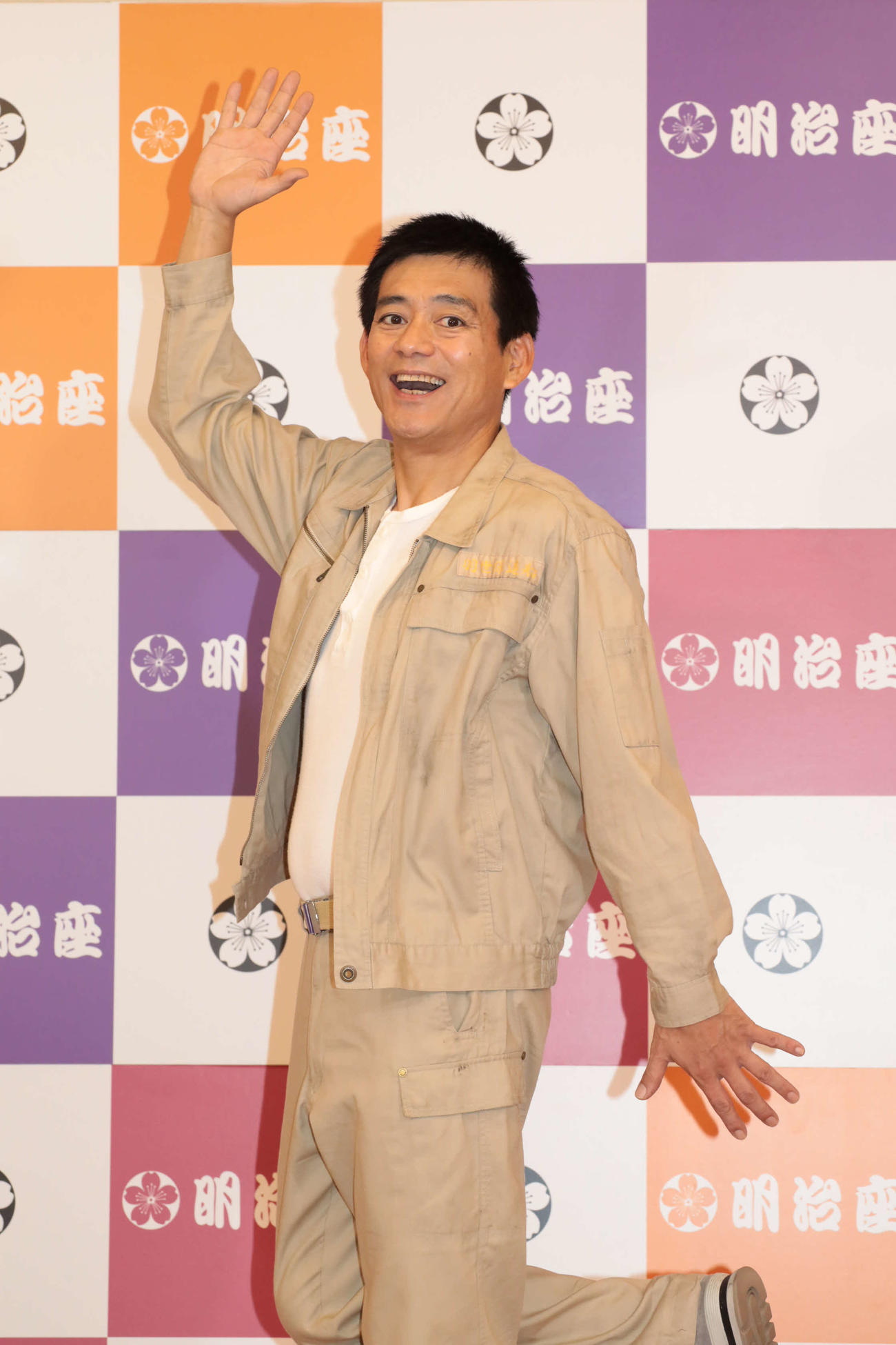 舞台「羽世保スウィングボーイズ」の初日を迎え、取材に応じた博多華丸