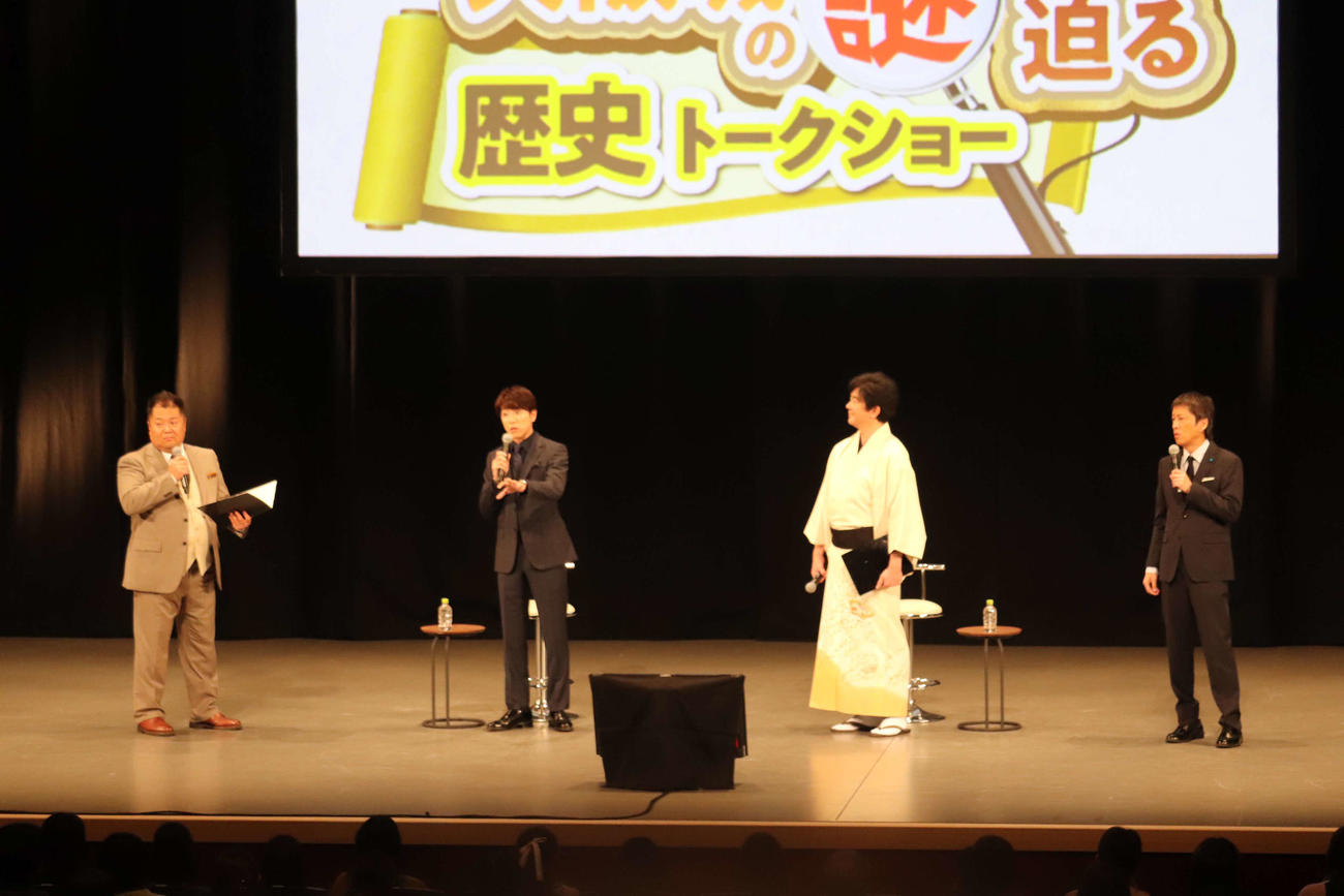 「大阪城夢祭」で大阪城にまつわる歴史トークショーに参加した、左からブラックマヨネーズ小杉竜一、関ジャニ∞の村上信五、歴史コメンテーターの金谷俊一郎、ブラックマヨネーズ吉田敬