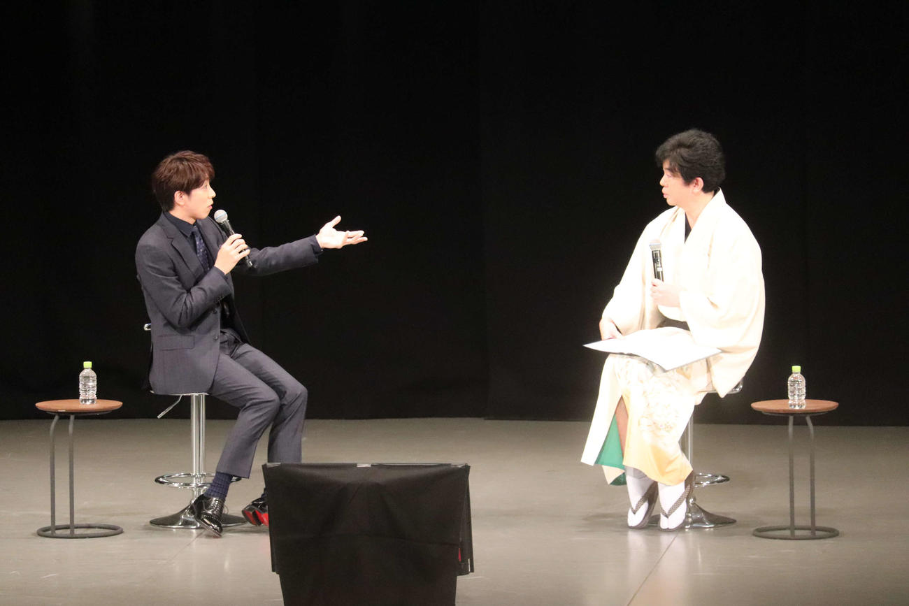 「大阪城夢祭」で大阪城にまつわる歴史トークショーに参加した関ジャニ∞の村上信五（左）と歴史コメンテーターの金谷俊一郎
