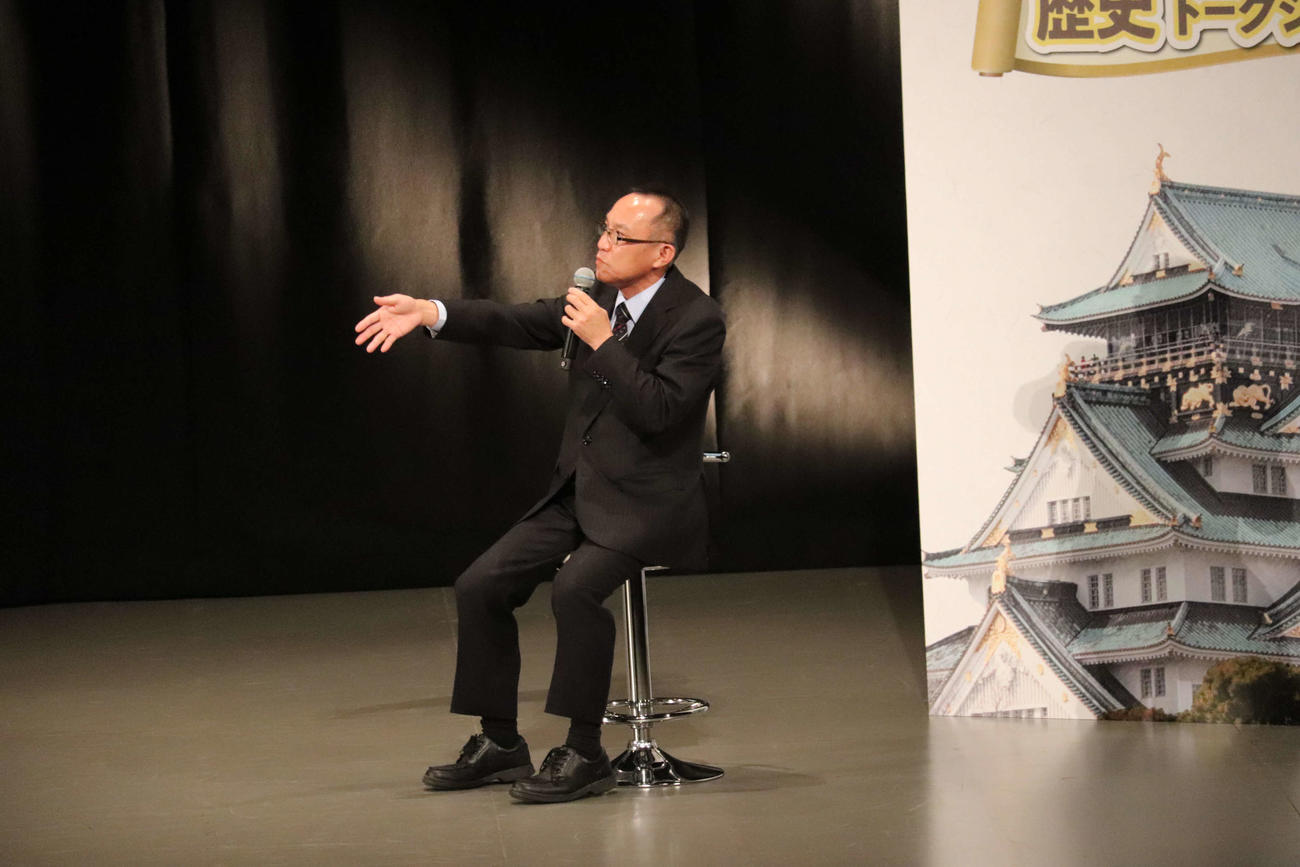 「大阪城夢祭」で大阪城にまつわる歴史トークショーに参加した大阪城天守閣館長の宮本裕次さん