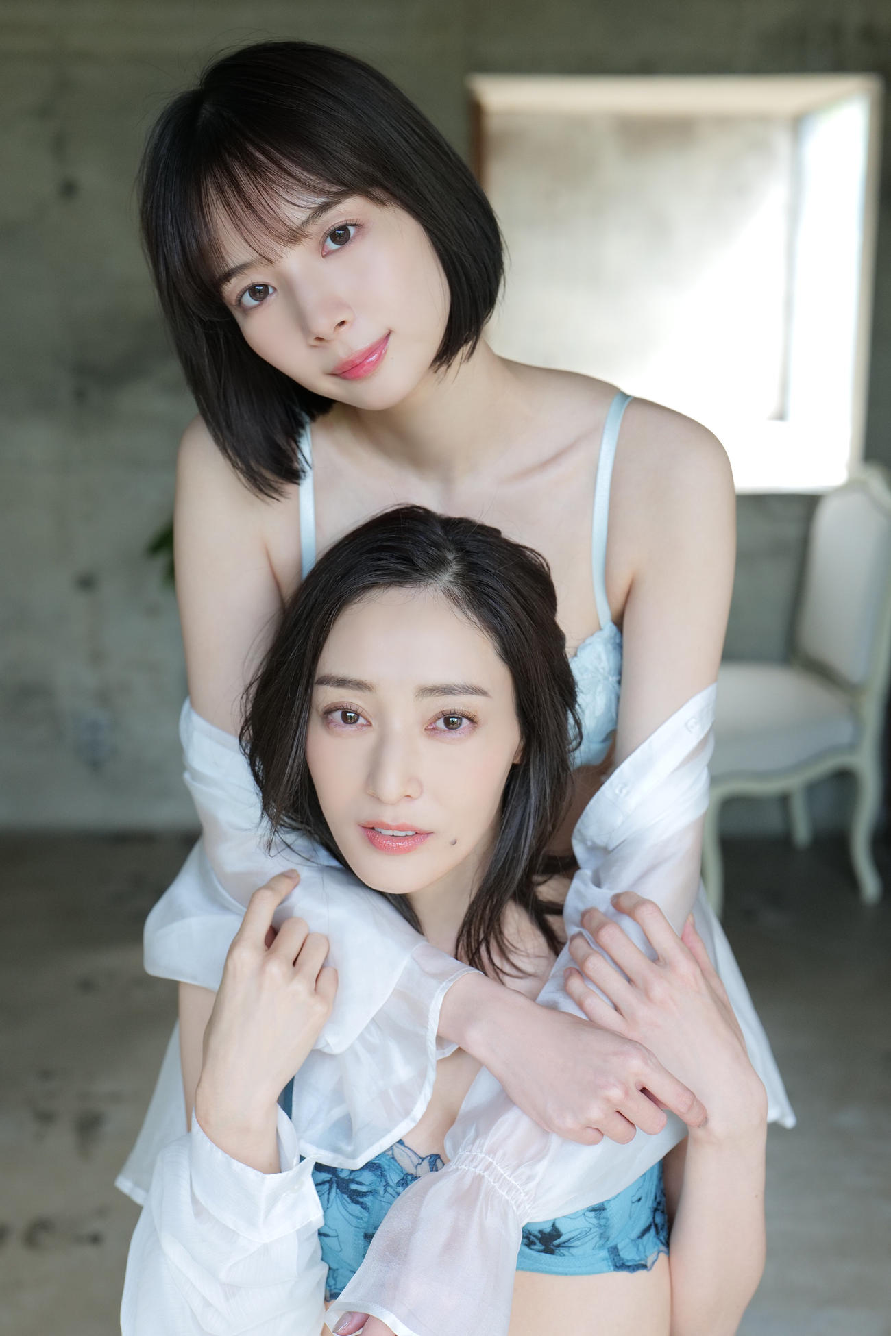 池田夏希（下）とデジタル写真集「おかぴーの森へようこそ」で共演した岡田紗佳