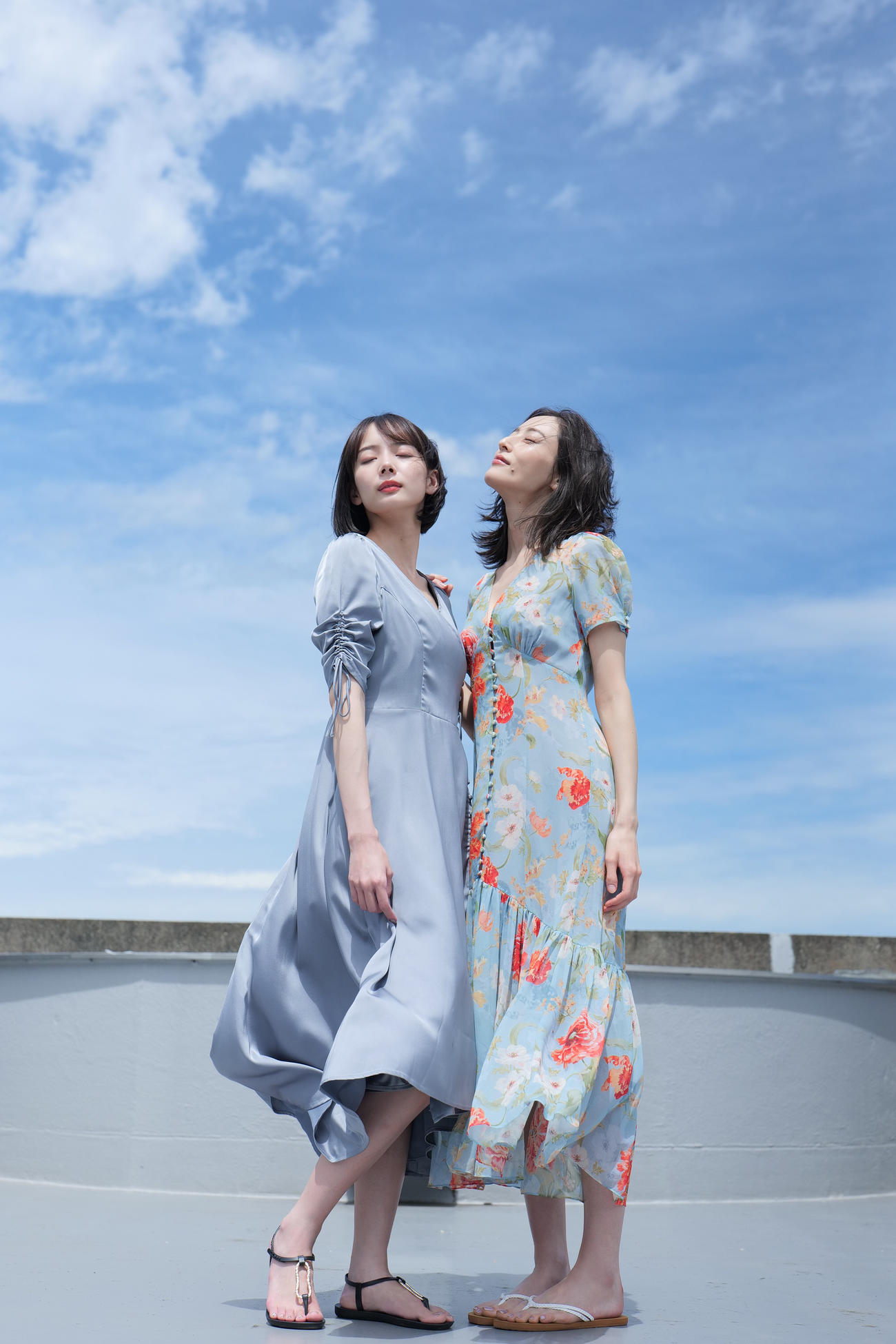 池田夏希（右）とデジタル写真集「おかぴーの森へようこそ」で共演した岡田紗佳
