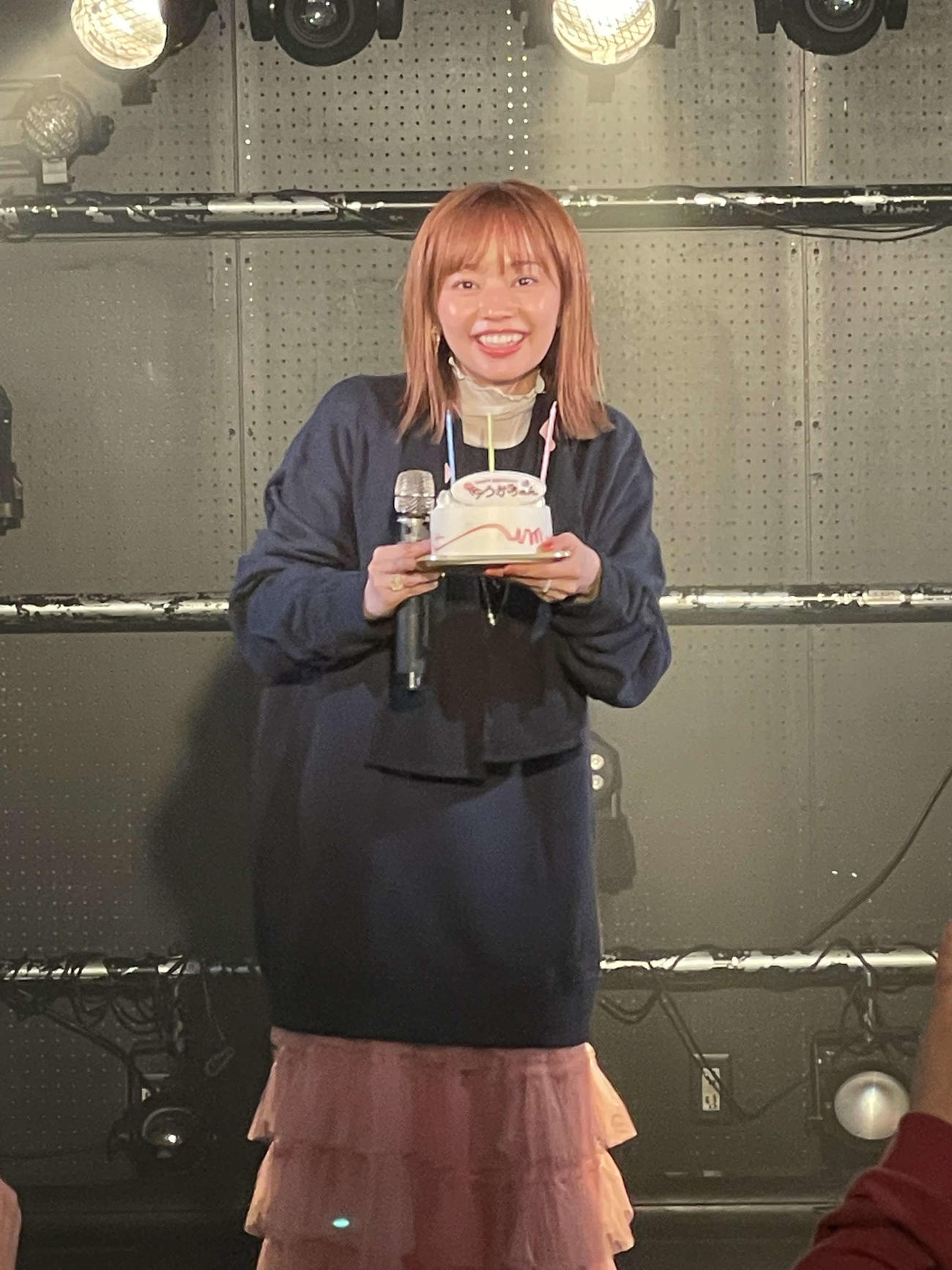 自身初の有観客バースデーイベントを開催した劇団4ドル50セントの前田悠雅は、バースデーケーキを持って笑顔（撮影・横山慧）