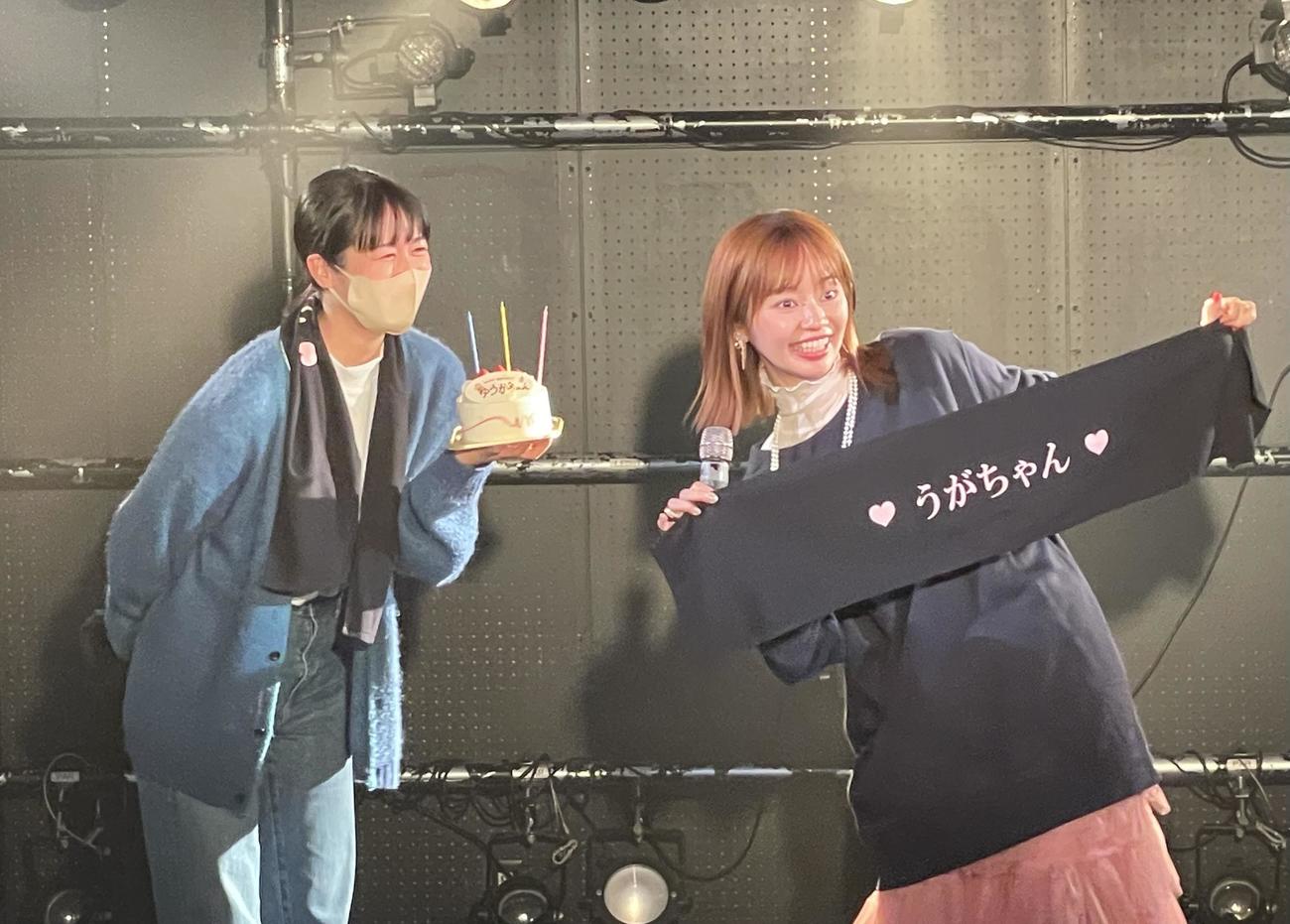 自身初の有観客バースデーイベントを開催した劇団4ドル50セントの前田悠雅（右）とバースデーケーキを持った岡田帆乃佳（撮影・横山慧）