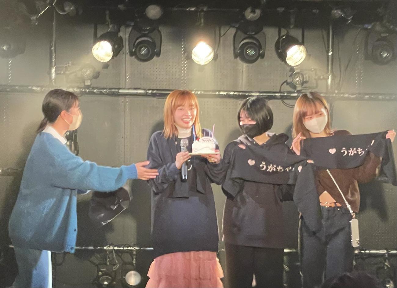 自身初の有観客バースデーイベントを開催した劇団4ドル50セントの前田悠雅（左から2人目）。左から岡田帆乃佳、1人おいて國森桜、森由姫（撮影・横山慧）