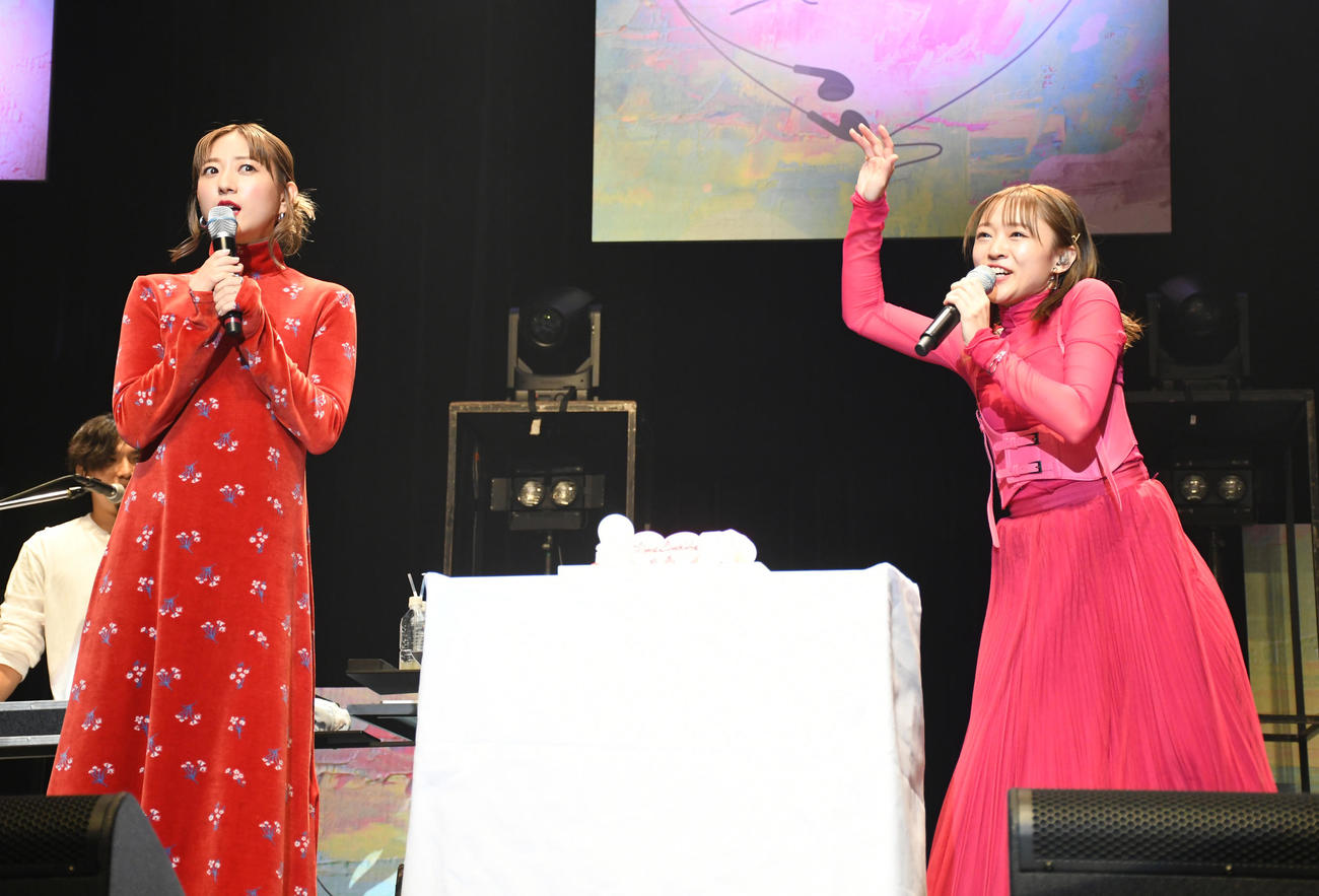 ファーストツアー千秋楽公演で憧れの伊藤千晃（左）がサプライズ登場して喜ぶ友希（撮影・大友陽平）
