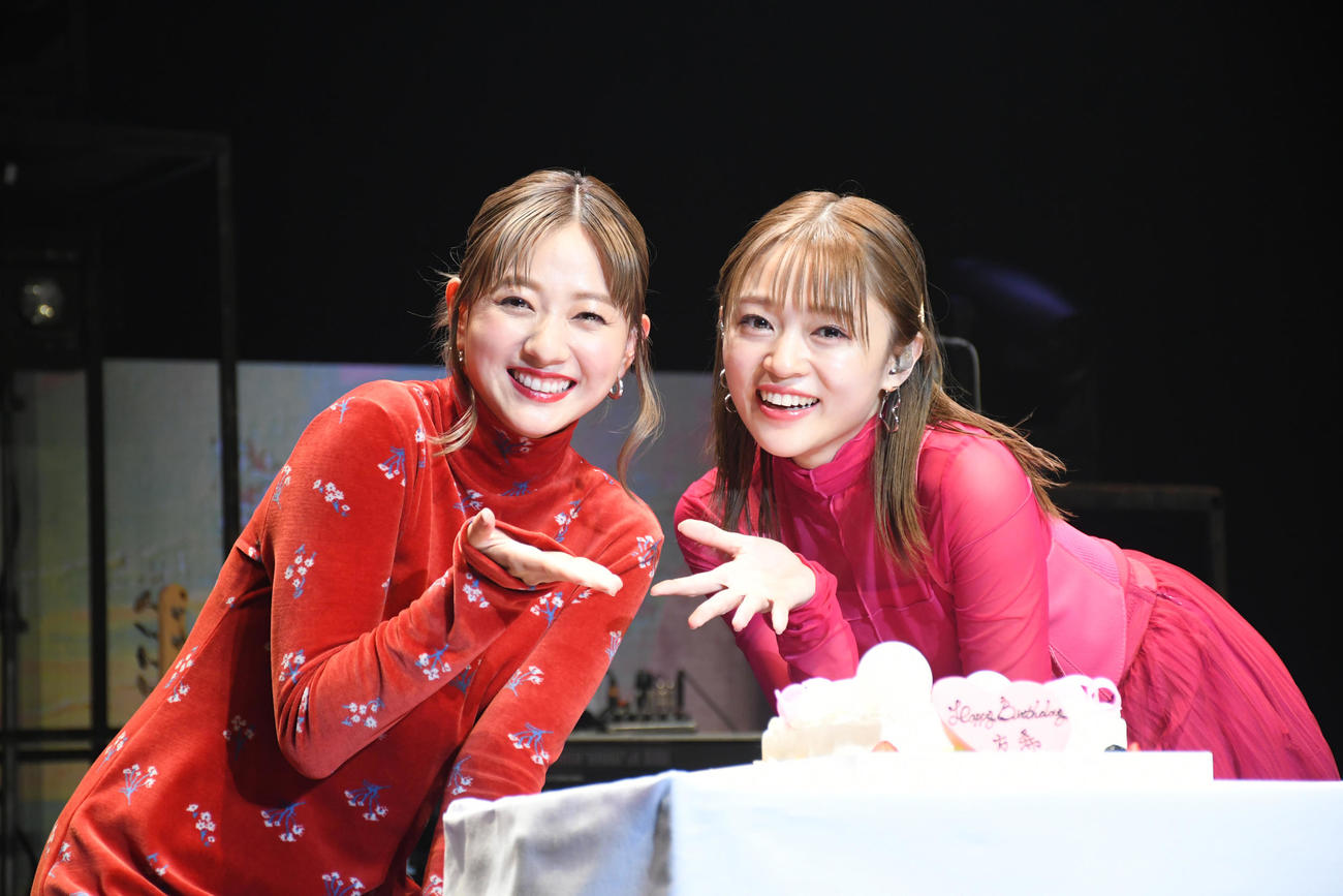 ファーストツアー千秋楽公演で憧れの伊藤千晃（左）がサプライズ登場し笑顔で写真に納まる友希（撮影・大友陽平）