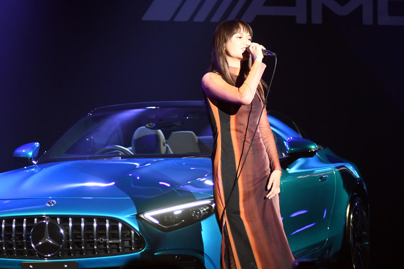 新型「メルセデス　AMG SL」プレス発表会でタイアップ曲「friends」を披露するiri（撮影・大友陽平）