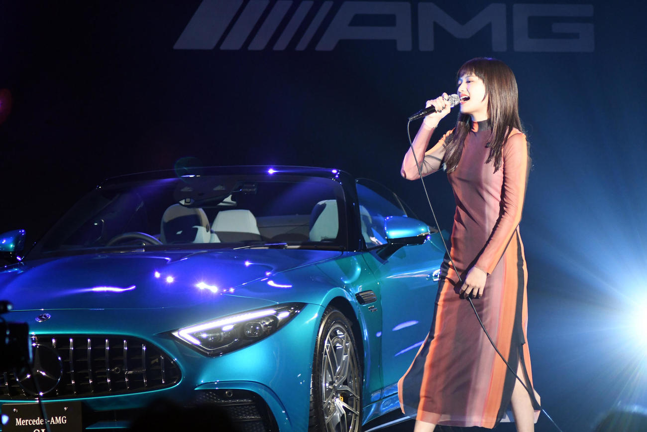 新型「メルセデス　AMG SL」プレス発表会でタイアップ曲「friends」を披露するiri（撮影・大友陽平）