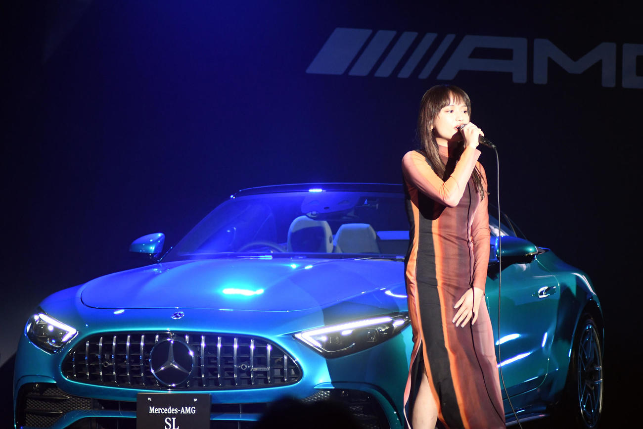 新型「メルセデス　AMG SL」プレス発表会でタイアップ曲「friends」を披露するiri（撮影・大友陽平）