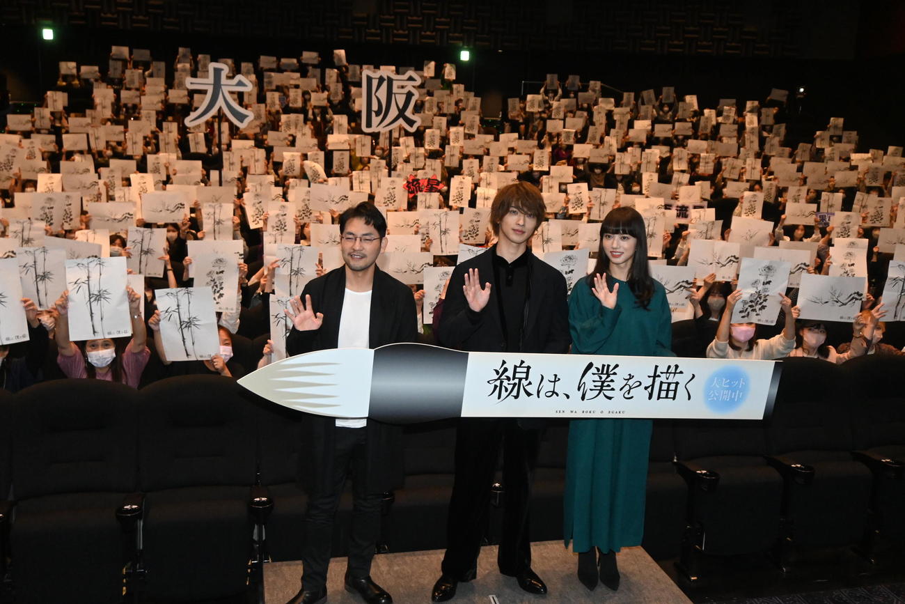 大阪市内で行われた映画「線は、僕を描く」の公開記念舞台あさいつに登壇した左から小泉徳宏監督、横浜流星、清原果耶（撮影・松浦隆司）