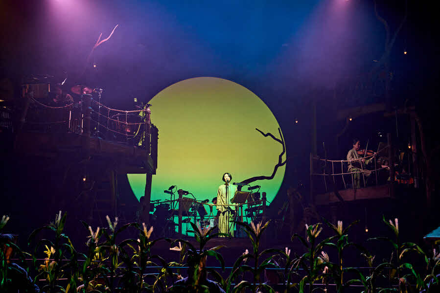 舞台「となりのトトロ」の場面写真（Photo by Manuel Harlan（C）RSC with Nippon TV）