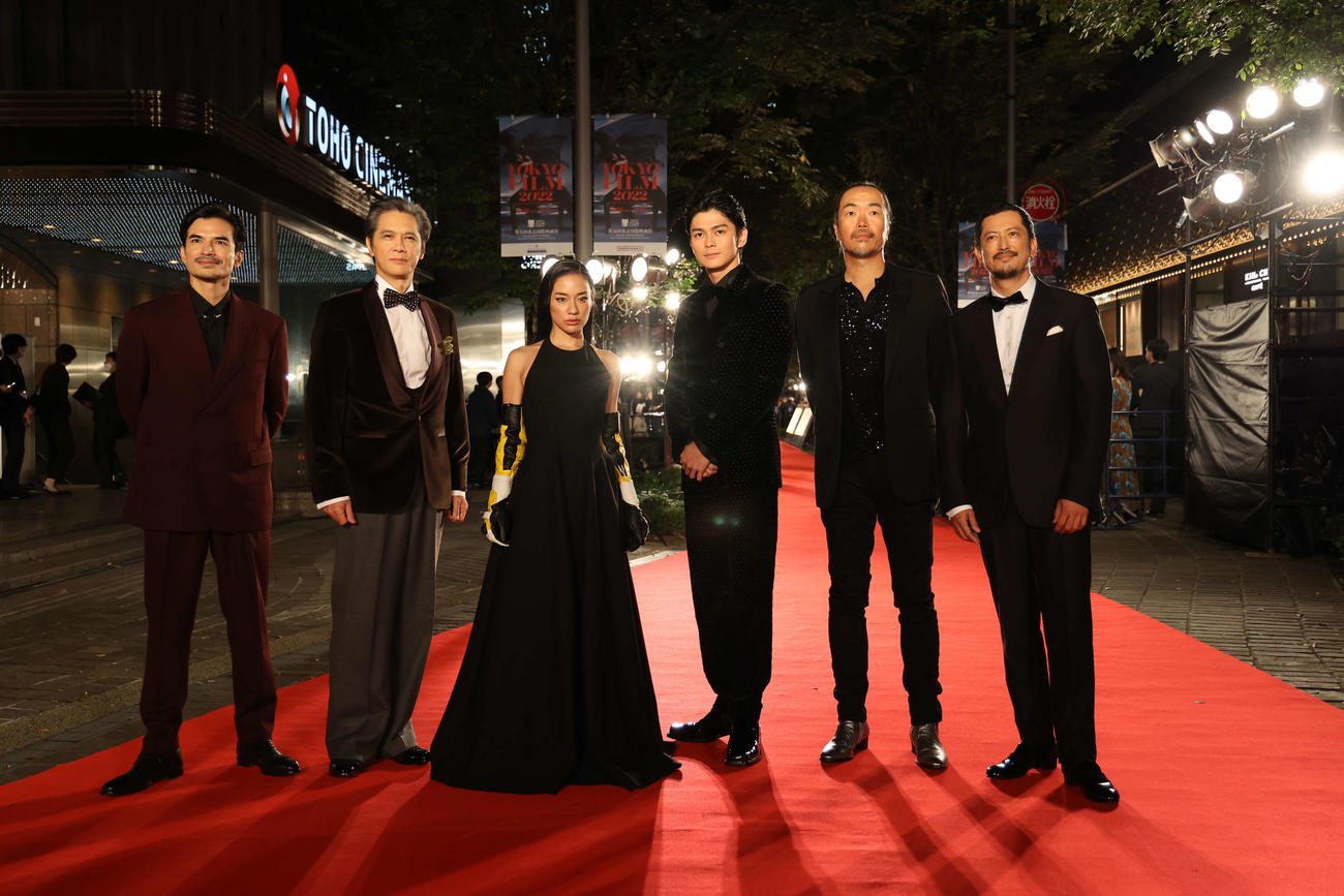 東京国際映画祭レッドカーペットに登場した「彼方の閃光」の、左から尚玄、加藤雅也、Awich、眞栄田郷敦、半野喜弘監督、池内博之(C)2022 TIFF