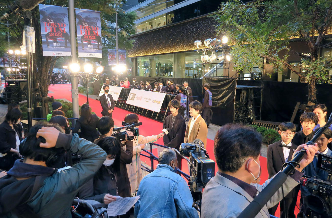 第35回東京国際映画祭のレッドカーペットで取材を受ける関係者ら（共同）