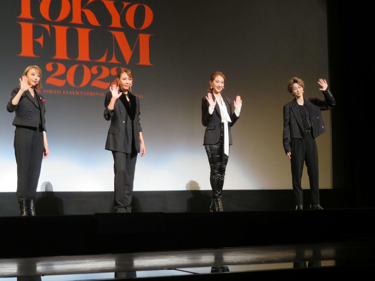 東京国際映画祭オープニングセレモニーでオープニングアクトを披露した、左から美弥るりか、柚希礼音、紅ゆずる、七海ひろき（撮影・村上幸将）