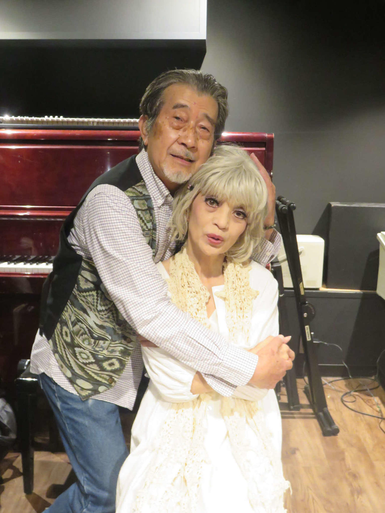 52年ぶりに「人魚姫」で共演した川端愼二（左）とフラワー・メグ