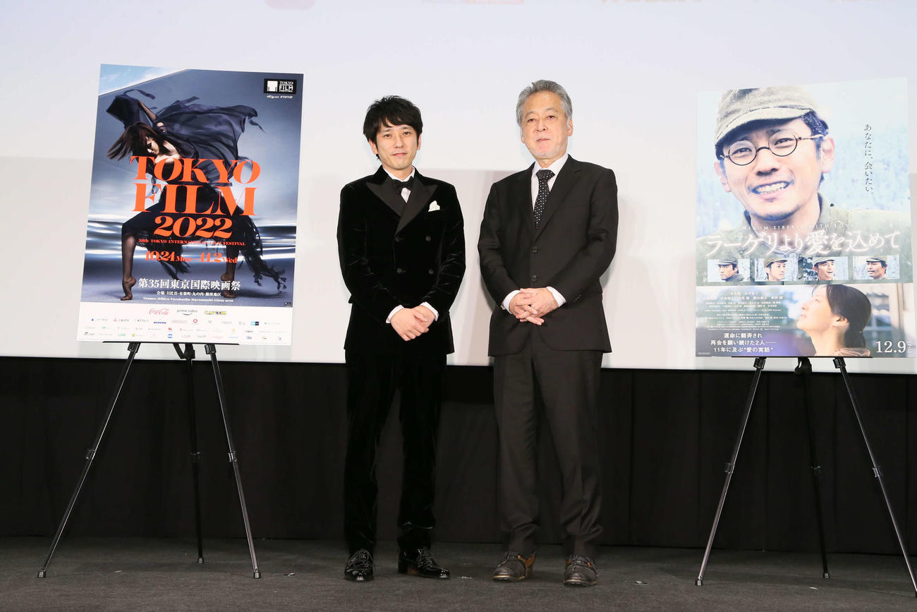 映画「ラーゲリより愛を込めて」ワールドプレミア舞台あいさつに登壇した二宮和也（左）と瀬々敬久監督