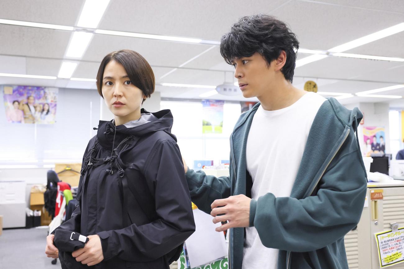 浅川恵那（長澤まさみ＝左）に岸本拓朗（眞栄田郷敦）が冤罪（えんざい）事件の真相追究をもちかけた（C）カンテレ