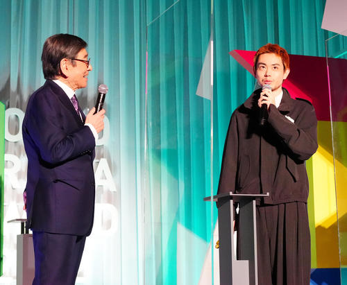 「東京ドラマアウォード2022」授賞式で司会の石坂浩二（左）と言葉を交わす主演男優賞の菅田将暉（撮影・江口和貴）