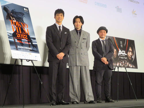 「仮面ライダーBLACK SUN」舞台あいさつに登壇した、左から西島秀俊、中村倫也、白石和彌監督（撮影・村上幸将）