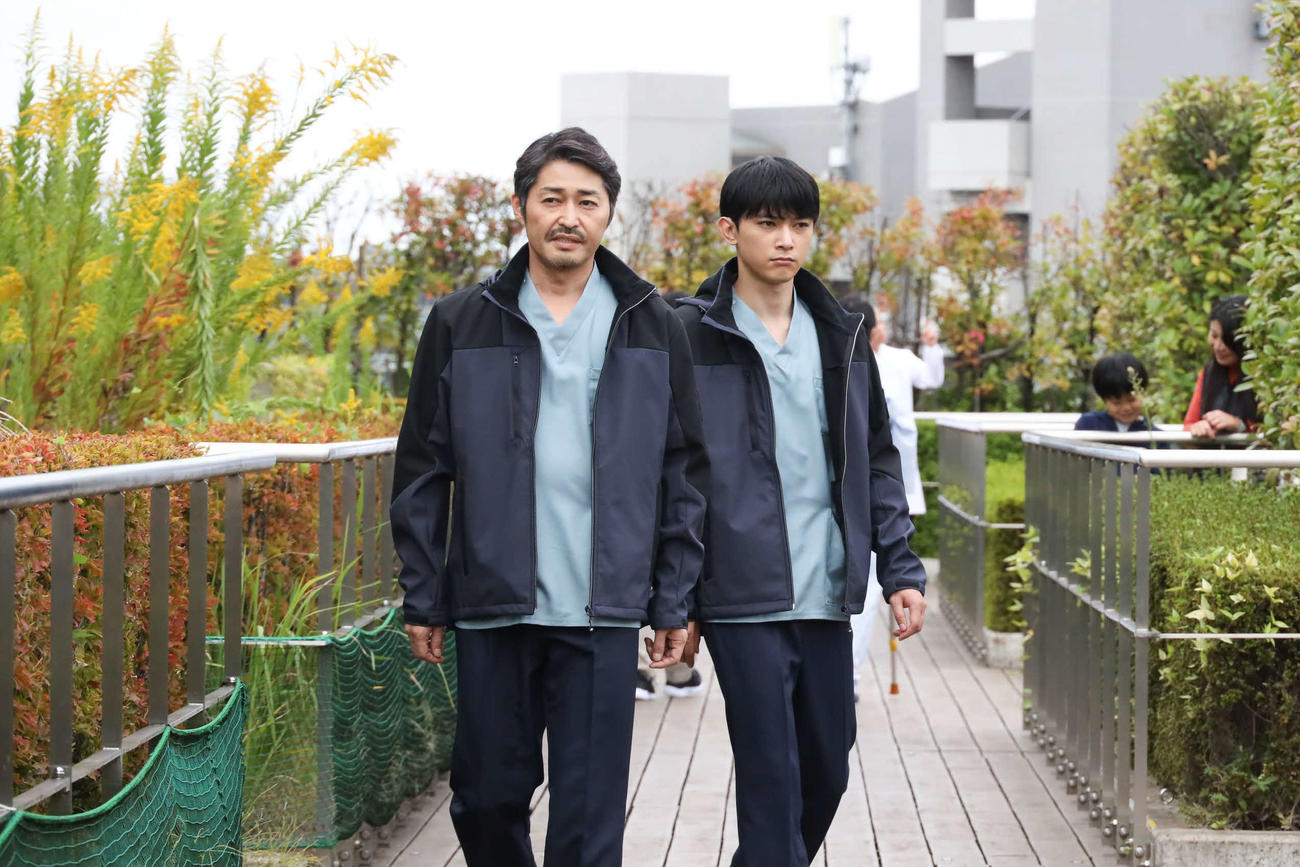 植野元（安田顕＝左）の指導を受ける志子田武四郎（吉沢亮（Ｃ）フジテレビ