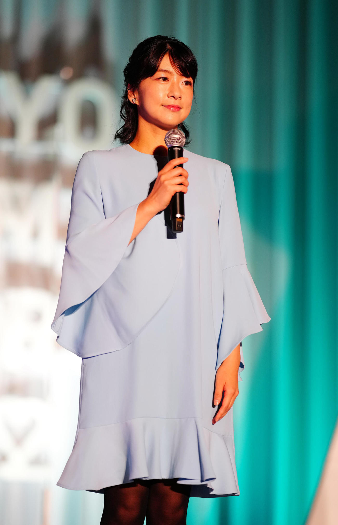 「東京ドラマアウォード2022」授賞式で司会を務めるフジテレビ生野アナウンサー（撮影・江口和貴）