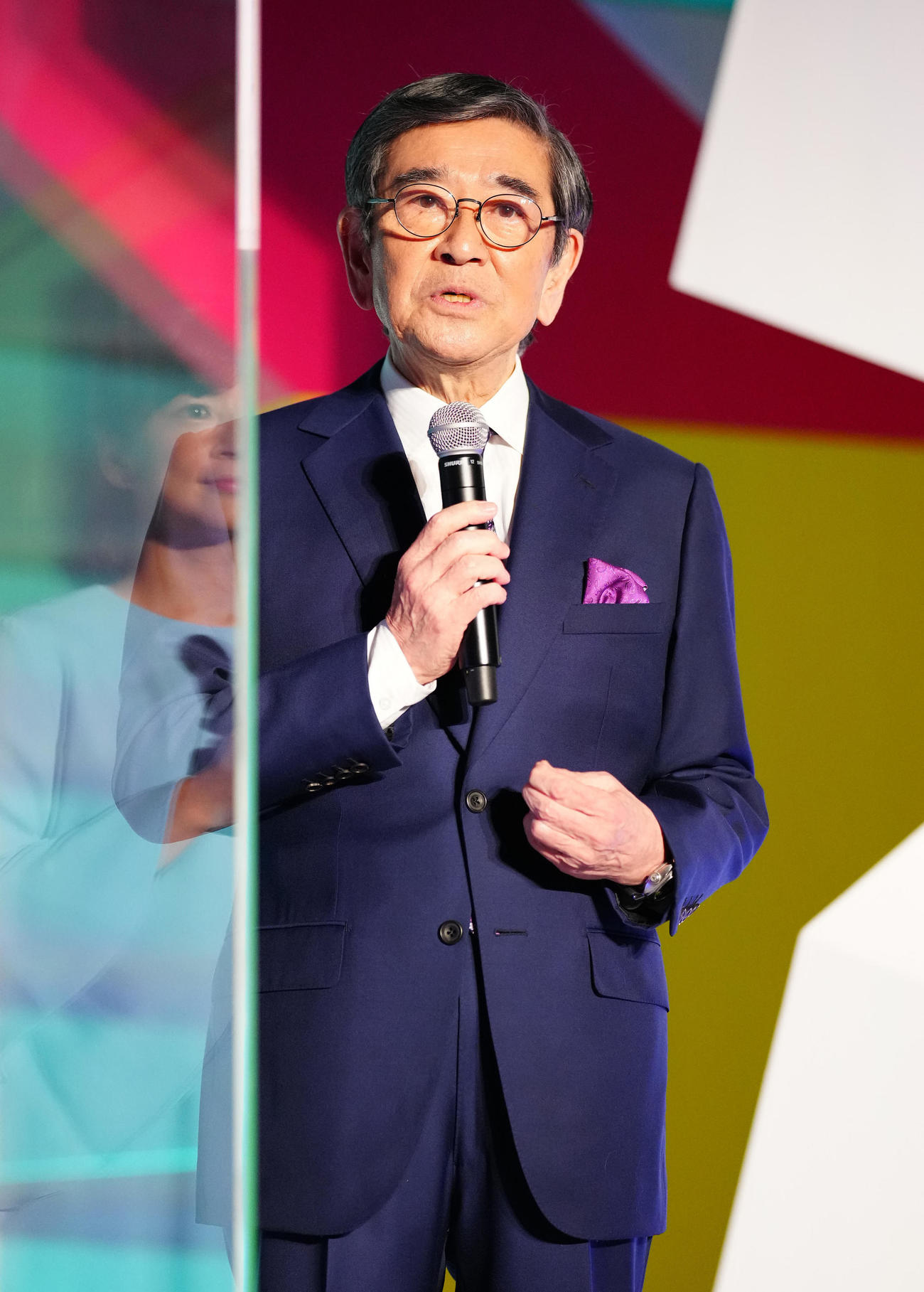 「東京ドラマアウォード2022」授賞式で司会を務める石坂浩二（撮影・江口和貴）