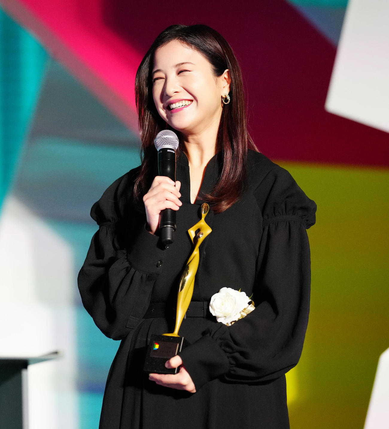 「東京ドラマアウォード2022」授賞式で笑顔を見せる主演女優賞の吉高由里子（撮影・江口和貴）