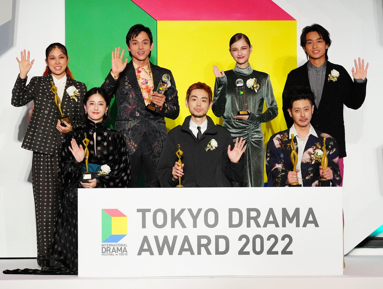 「東京ドラマアウォード2022」授賞式で記念撮影する、前列左から松本若菜、菅田将暉、オダギリジョー、後列左からAI、満島真之介、嵐莉菜、奥平大兼（撮影・江口和貴）