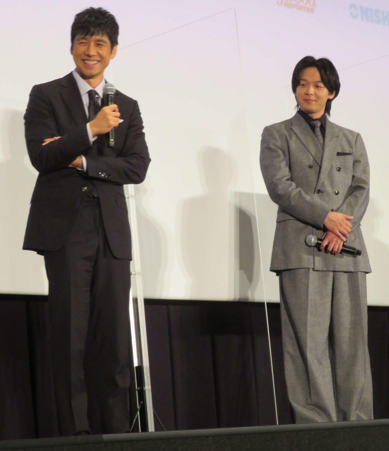 「仮面ライダーBLACK SUN」舞台あいさつで笑う西島秀俊（左）と中村倫也（撮影・村上幸将）