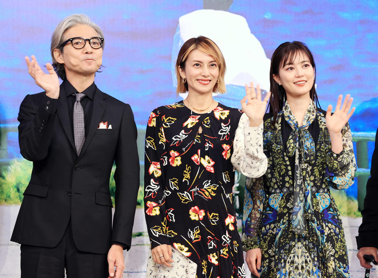 「Dr．コトー診療所」製作報告会見で、笑顔で手を振る吉岡秀隆（左）、柴咲コウ（中央）、生田絵梨花（撮影・浅見桂子）