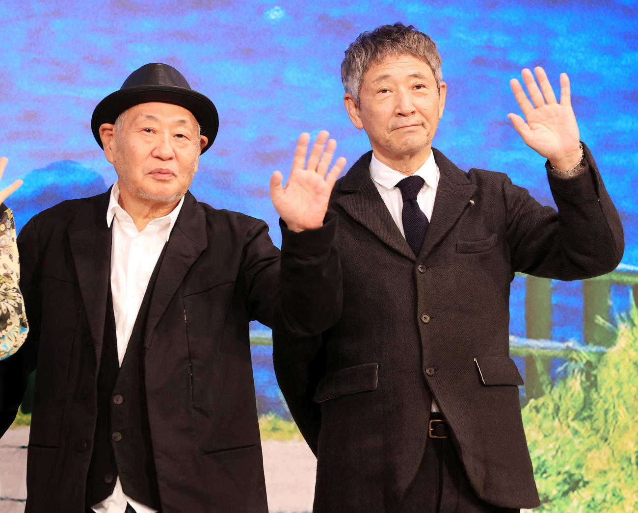 「Dr．コトー診療所」製作報告会見で手を振る泉谷しげる（左）と小林薫（撮影・浅見桂子）