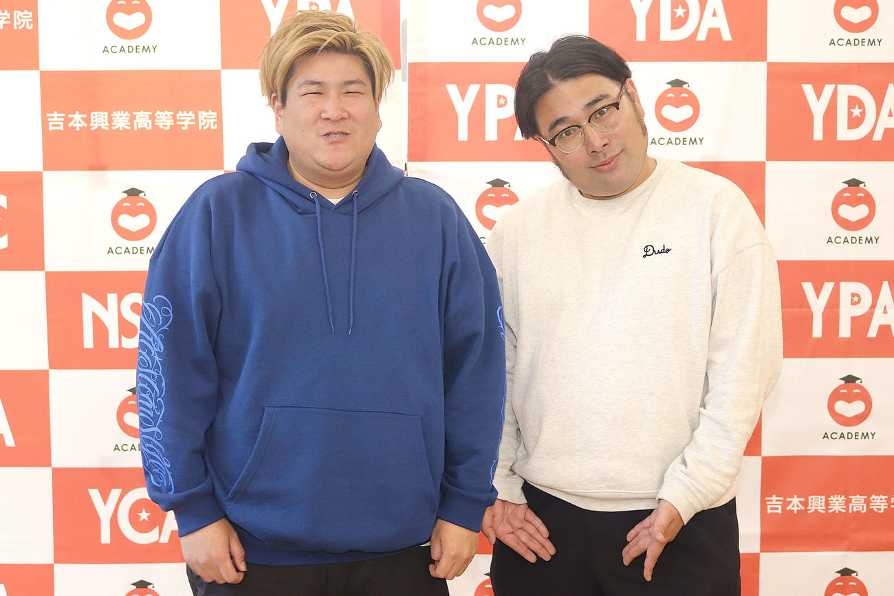 吉本興業の教育機関、よしもとアカデミーの特別講義に出席した、お笑いコンビ、ビスケットブラザーズの原田泰雅（右）、きん