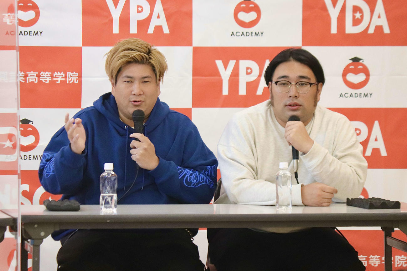 吉本興業の教育機関、よしもとアカデミーの特別講義に出席した、お笑いコンビ、ビスケットブラザーズの原田泰雅（右）、きん