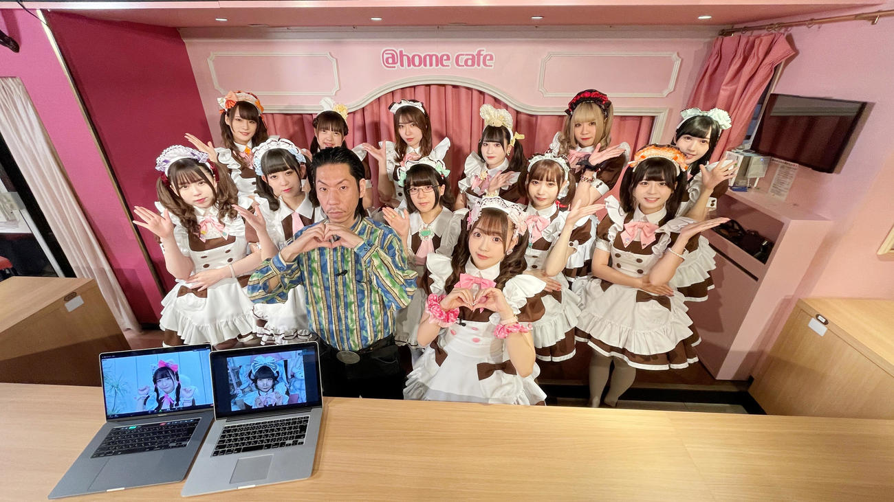 メ～テレ「呂布カルマとメイドたち」に出演する呂布カルマ（前列中央左）とメイドたち