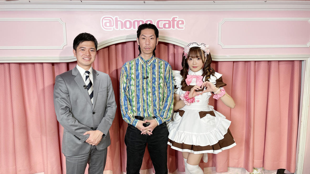メ～テレ「呂布カルマとメイドたち」に出演する呂布カルマ（中央）とレジェンドメイドのhitomi（右）