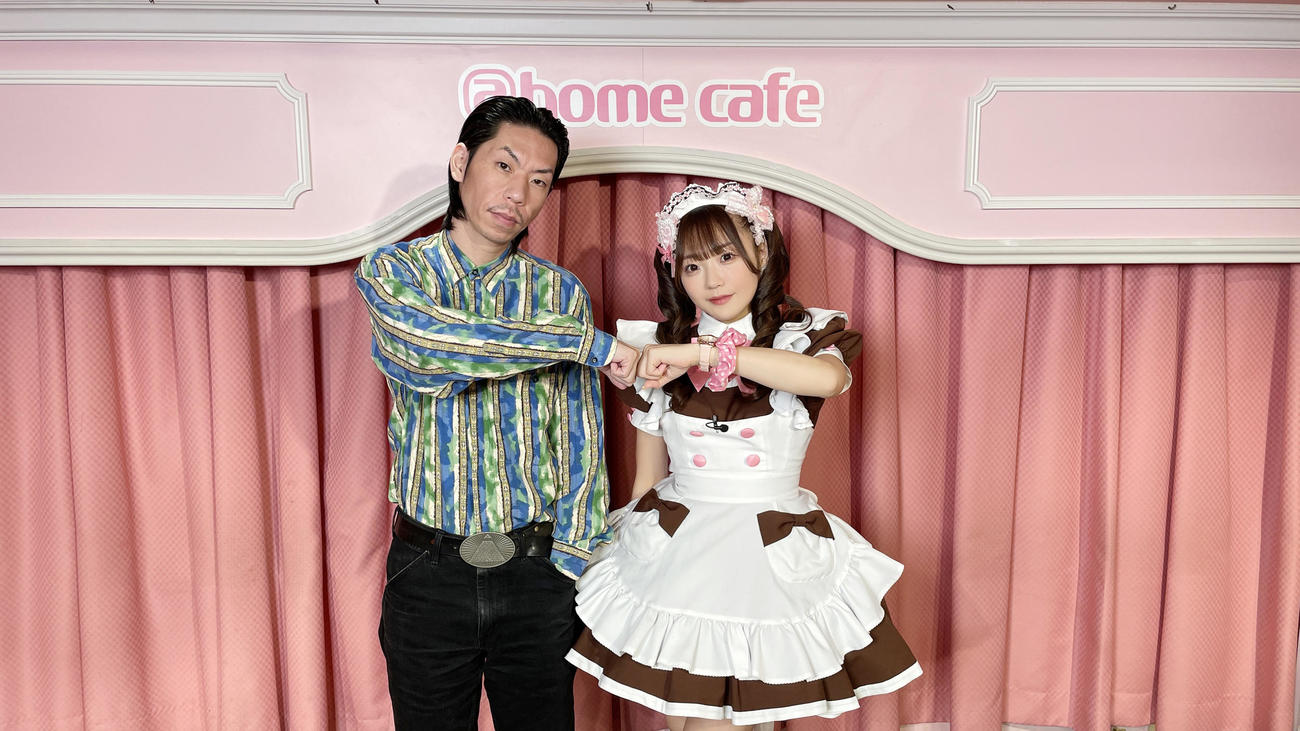 メ～テレ「呂布カルマとメイドたち」に出演する呂布カルマ（左）とレジェンドメイドのhitomi（右）