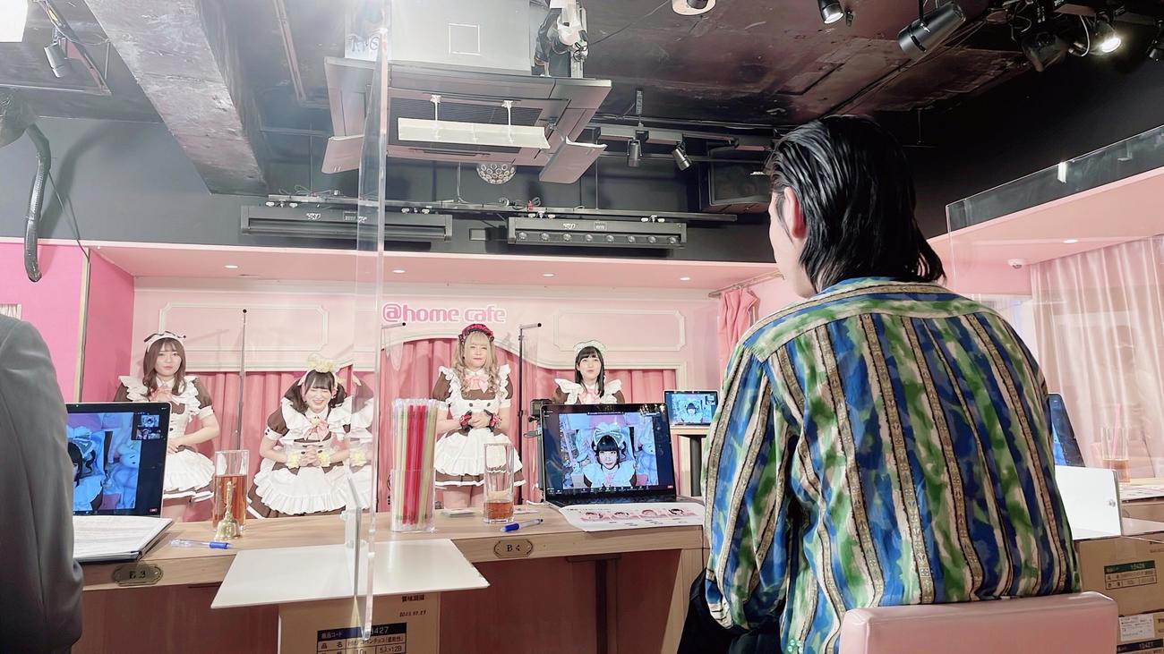 メ～テレ「呂布カルマとメイドたち」に出演する呂布カルマ（手前）とメイドたち
