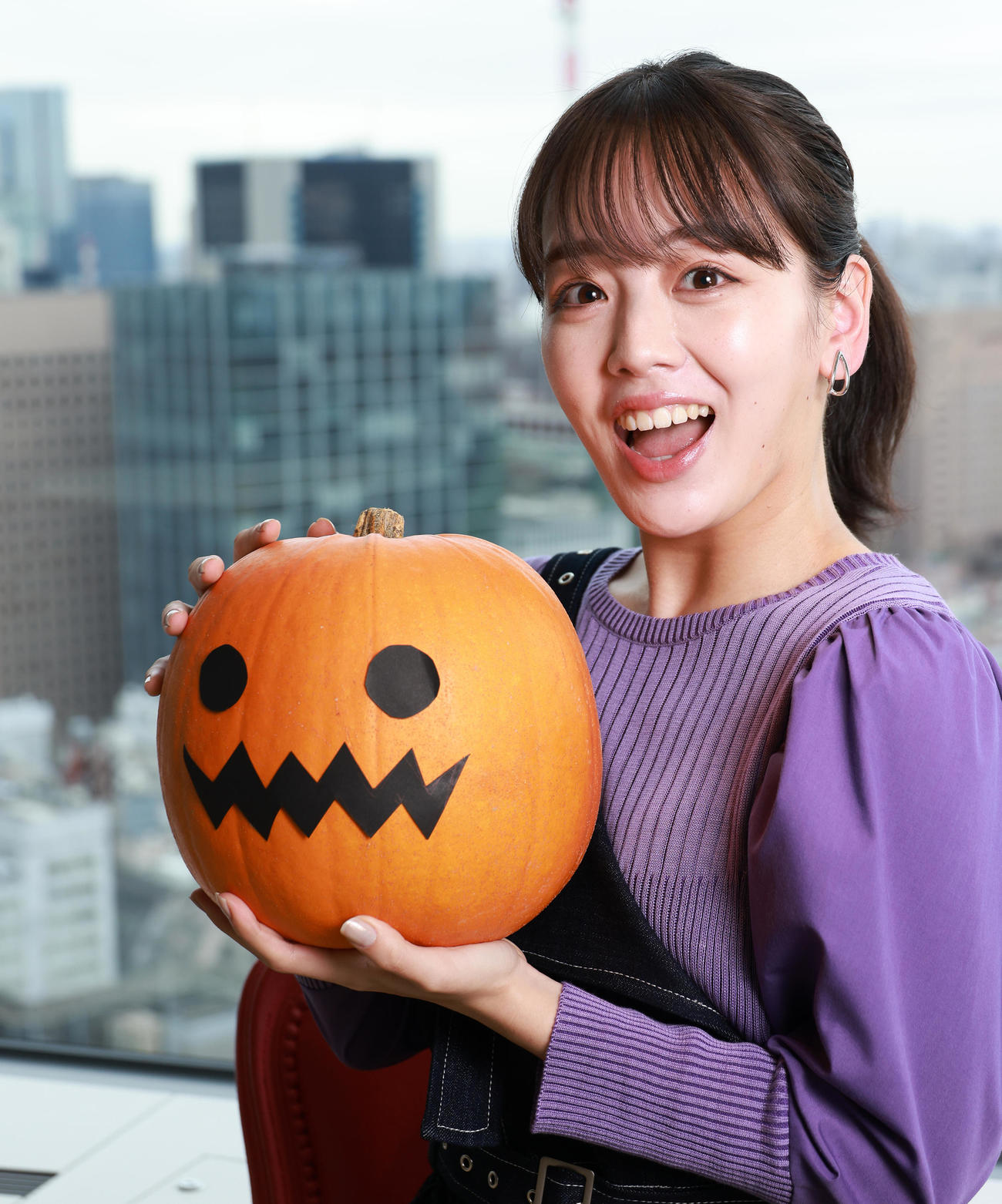 ハロウィーンのカボチャを手に笑顔を見せる伊原六花（22年10月）