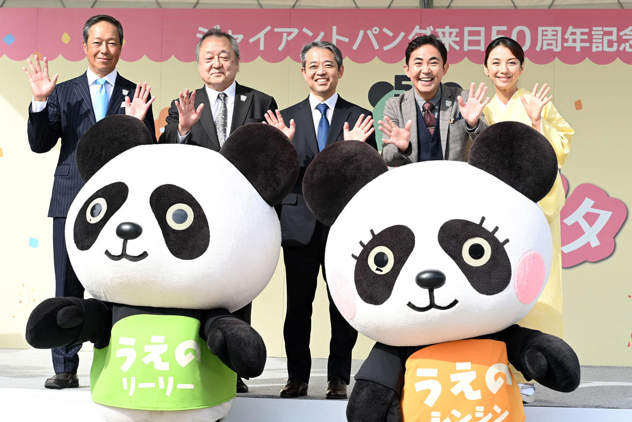 記念撮影に納まる、左から野観光連盟・長岡信裕理事長、上野観光連盟・二木忠男名誉会長、上野動物公園・福田豊園長、林家三平・国分佐智子夫妻（撮影・たえ見朱実）