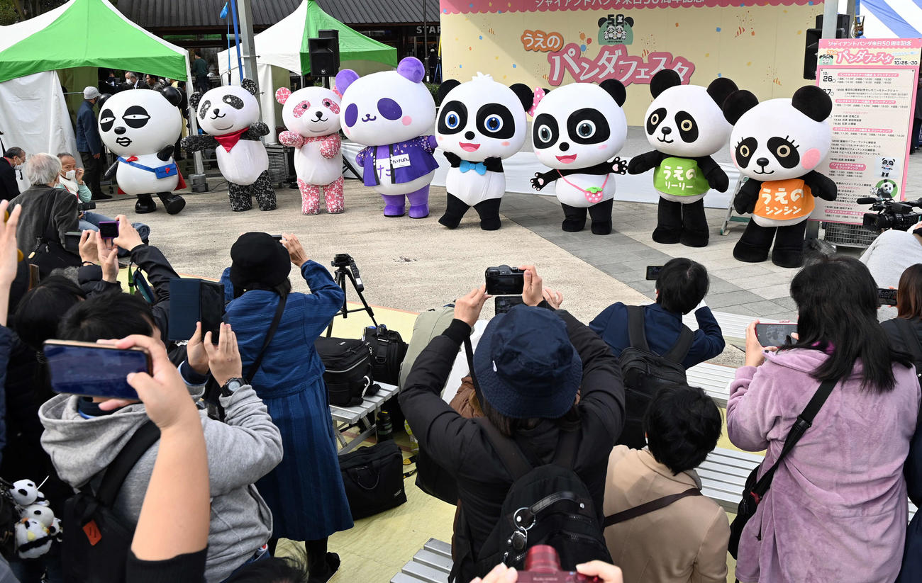「ジャイアントパンダ来日50周年記念イベント」にパンダのキャラクターが勢揃い（撮影・たえ見朱実）