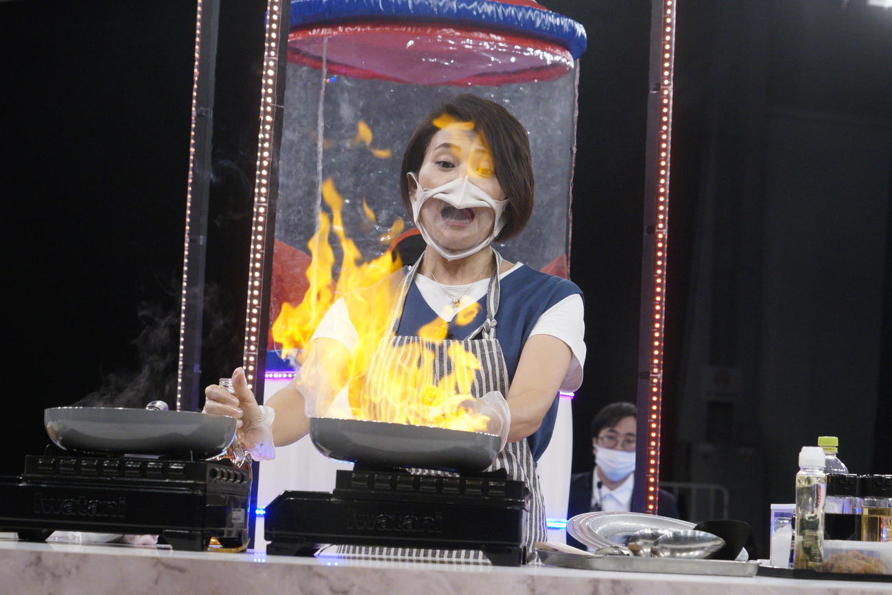 料理対決で苦戦する金子恵美