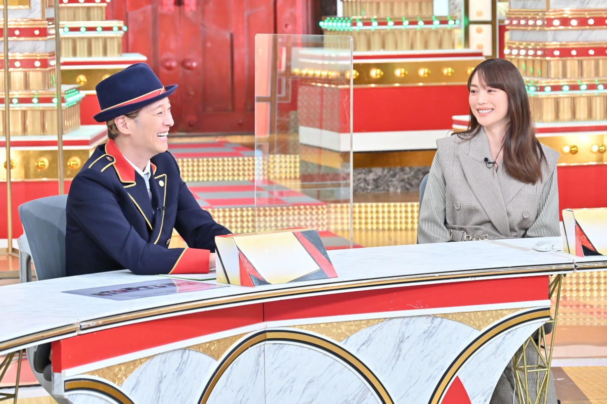 28日放送のTBS系「中居正広の金曜日のスマイルたちへ」（金曜午後8時57分）で夫のRIP SLYMEのILMARIとテレビ初共演する蛯原友里（右）。左はMCの中居正広（C）TBS）