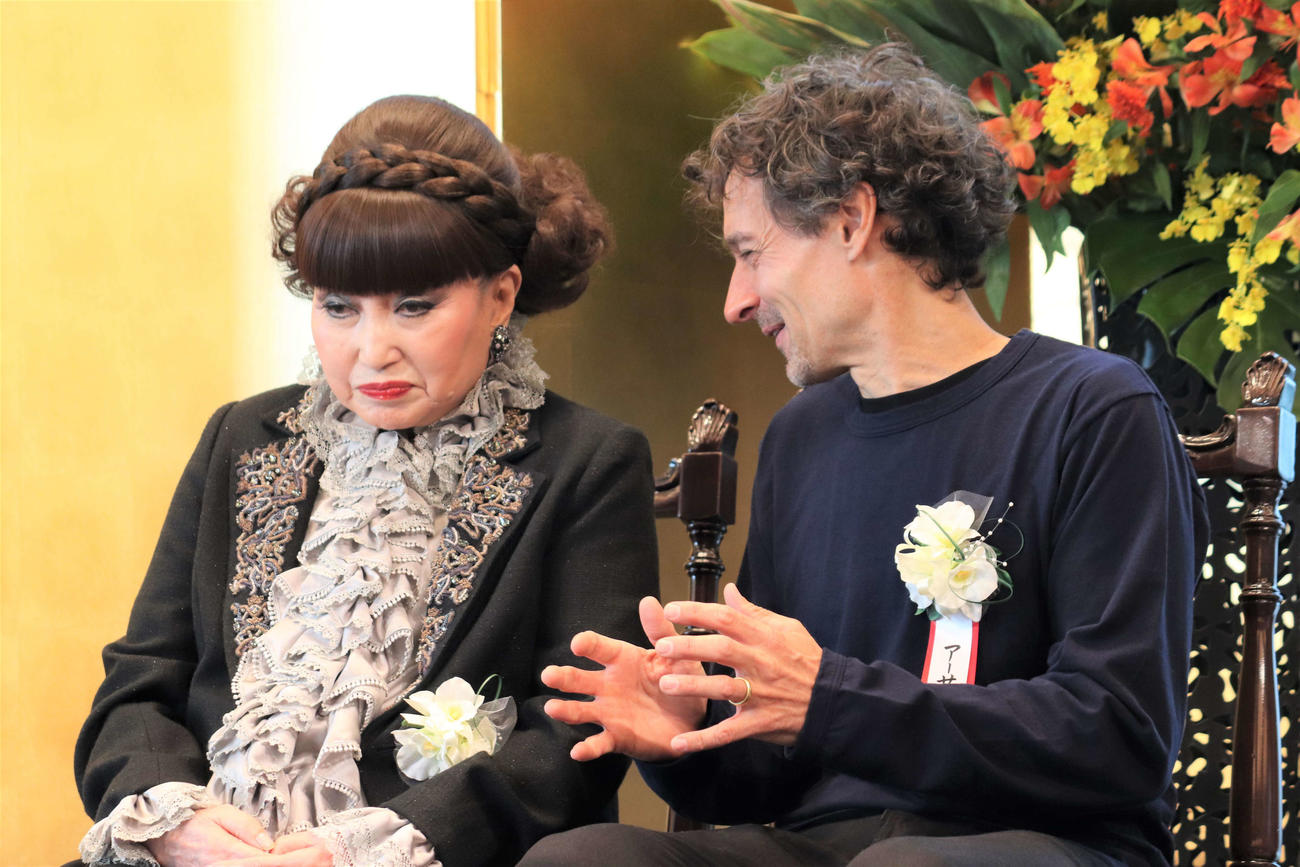 「第7回澄和Futurist賞表彰式・懇親会」で受賞者と談笑する黒柳徹子（撮影・加藤理沙）