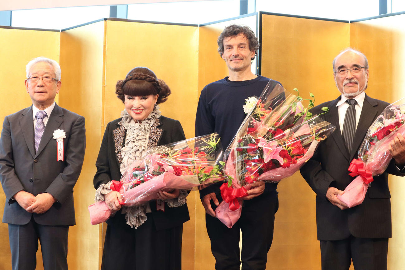 「第7回澄和Futurist賞表彰式・懇親会」に登壇した黒柳徹子（左から2人目）（撮影・加藤理沙）