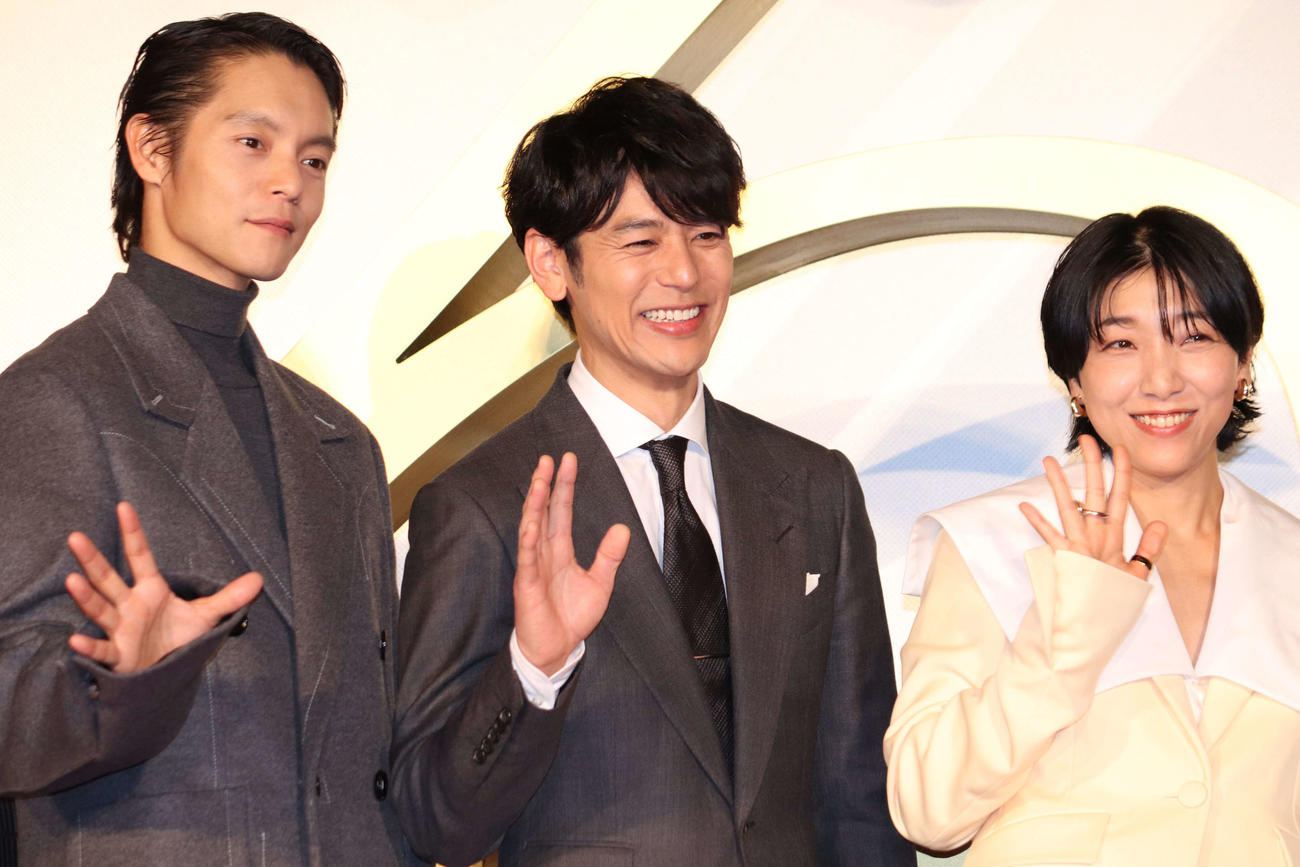 映画「ある男」ジャパンプレミアで笑顔を見せる、左から窪田正孝、妻夫木聡、安藤サクラ（撮影・加藤理沙）