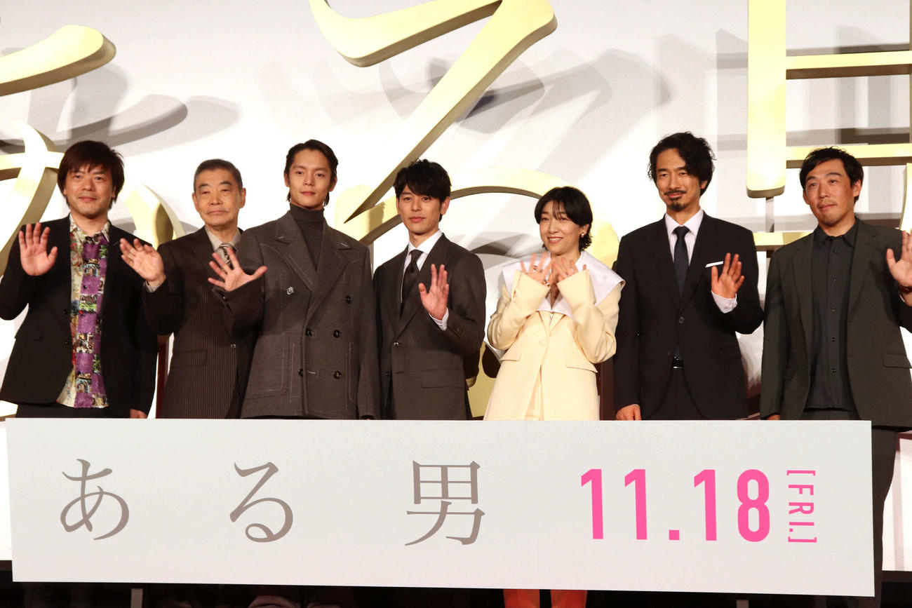 映画「ある男」ジャパンプレミアで手を振る、左から原作者の平野啓一郎氏、柄本明、窪田正孝、妻夫木聡、安藤サクラ、眞島秀和、石川慶監督（撮影・加藤理沙）