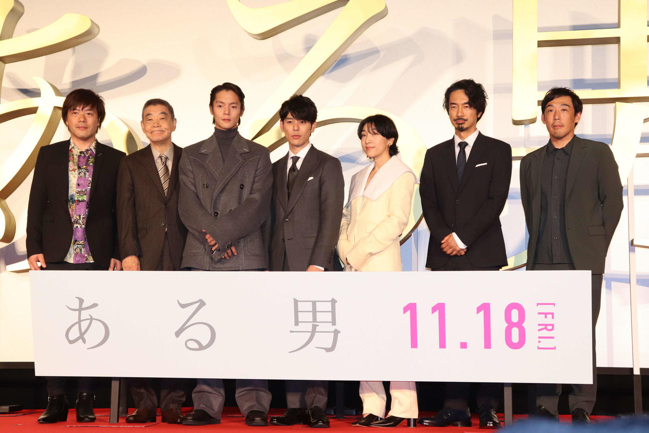 映画「ある男」ジャパンプレミアに登壇した、左から原作者の平野啓一郎氏、柄本明、窪田正孝、妻夫木聡、安藤サクラ、眞島秀和、石川慶監督（撮影・加藤理沙）