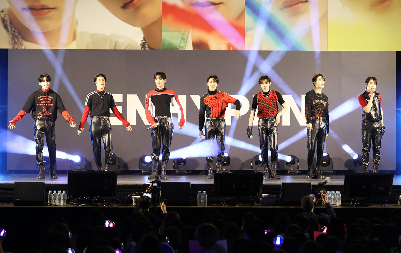 パフォーマンスするENHYPEN、左からJAKE、JAY、HEESEUNG、JUNGWON、SUNGHOON、NI－KI、SUNOO（撮影・鈴木正人）